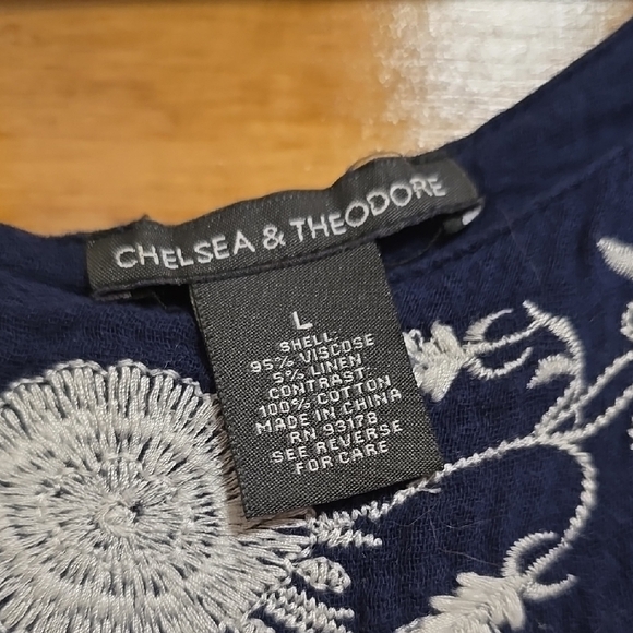 Chelsea& Theodore Short Sleeve Blue Emroidered Top L - Picture 2 of 3
